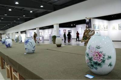 景德鎮陶瓷大學客座教授鄭海鷗率團赴贛開展書畫交流活動